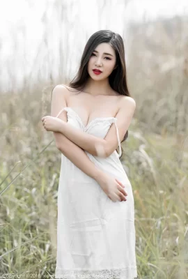 La falda larga blanca y el top transparente de Song Qiqi KiKi muestran sus senos (30 fotos)